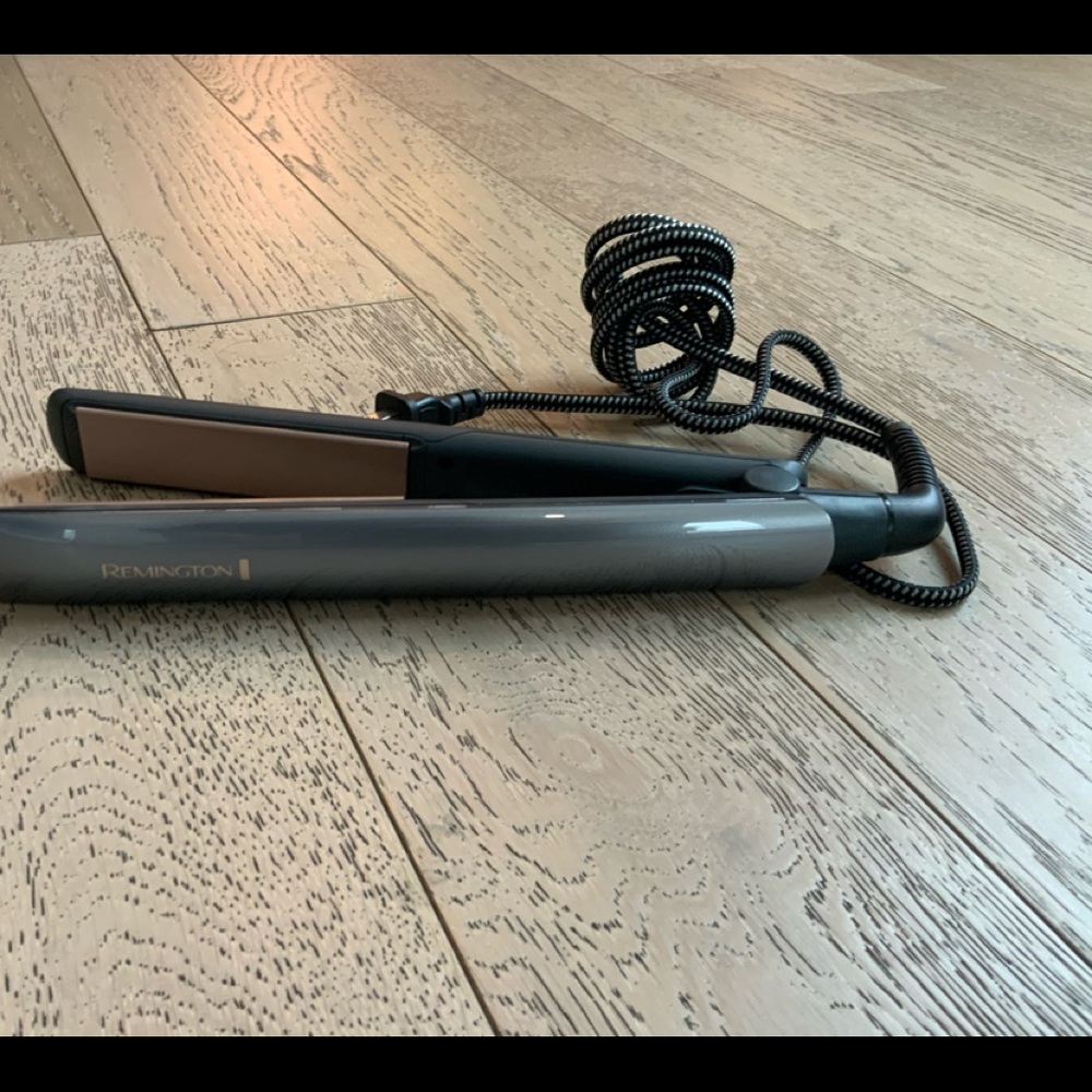 Remington Hair Straightener - Model S8598 - New